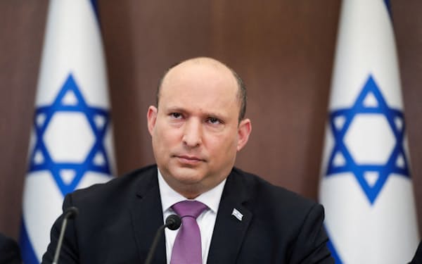 イスラエルのベネット首相はウクライナ、ロシアの指導者と相次いで電話協議した（27日、エルサレム）＝ロイター