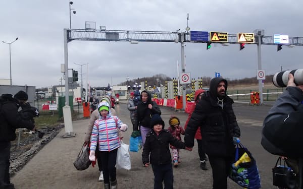 極寒の中、３０キロ以上歩いて国境を越えたという人もいた（27日、ポーランド南東部メディカ）