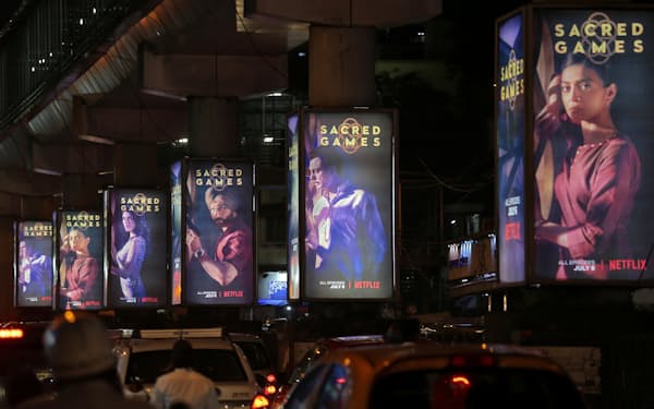ムンバイに掲げられたネットフリックス制作のドラマ「聖なるゲーム」の広告＝ロイター