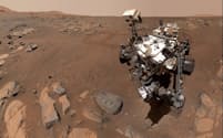 2021年9月10日、米航空宇宙局（NASA）の火星探査車「パーシビアランス」が「ロシェット」という岩の前で撮影した自撮り写真。岩に指の大きさと同じくらいの大きさの穴を2つ開け、初めてサンプル採取に成功した（PHOTOGRAPH COMPOSED OF 57 IMAGES BY NASA/JPL-CALTECH/MSSS）
