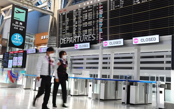 利用客が少なく閑散とする成田空港（21年12月）