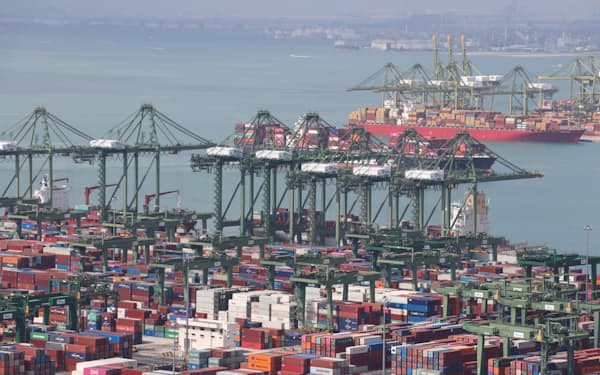 供給網の混乱が個人消費や輸出の回復を鈍らせた（写真はシンガポール港）