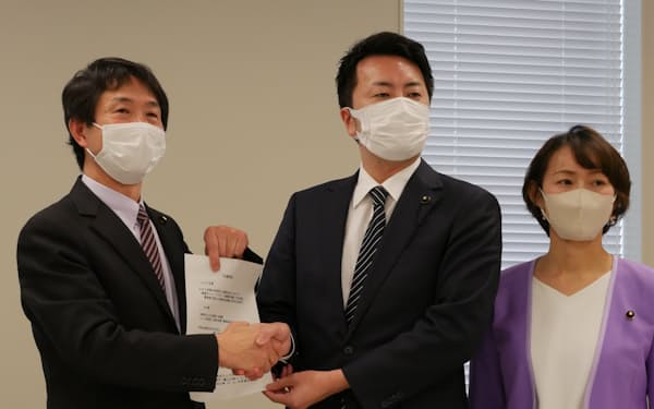 国民民主党の大塚氏(左)と都民ファーストの会の山田浩史氏(中央)
