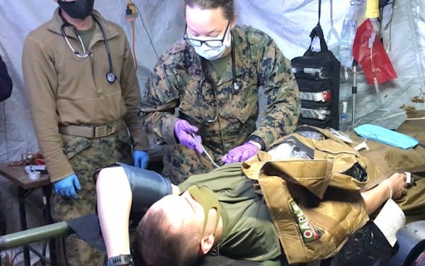 米軍が自衛隊の前で戦地医療の訓練を見せた（2021年12月、宮城県の王城寺原演習場）