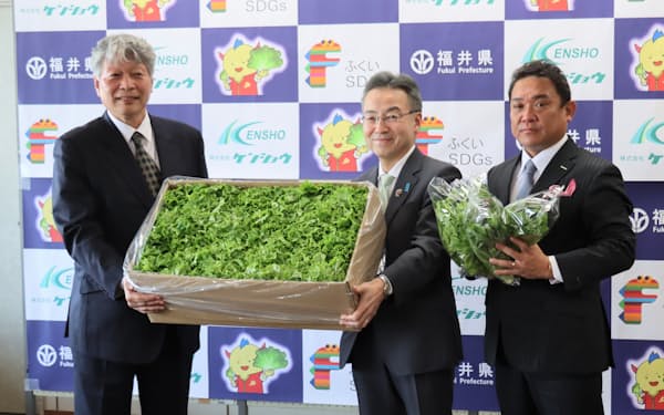 植物工場新設について面会した（左から）タガヤスの渋谷聡社長、杉本達治知事、同社の熱田敏広会長（28日、福井県庁）