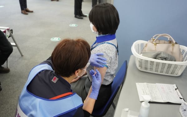 3回目の新型コロナウイルスワクチンを職域接種で受ける成田国際空港の航空会社従業員（千葉県成田市）