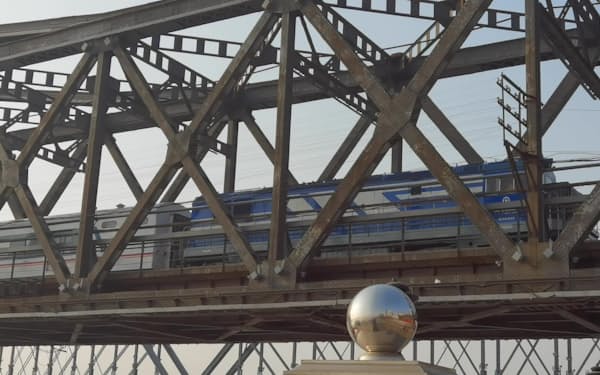 中朝間を結ぶ鉄道は１月に運行を再開した（2月25日、遼寧省丹東市）