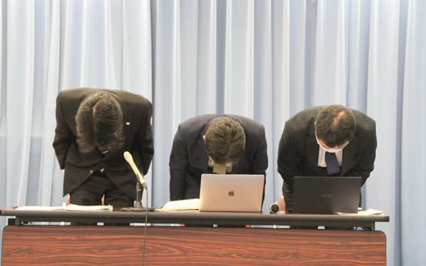 ここクーポンの情報流出について謝罪するメタップスペイメントなどの担当者（28日、滋賀県庁）