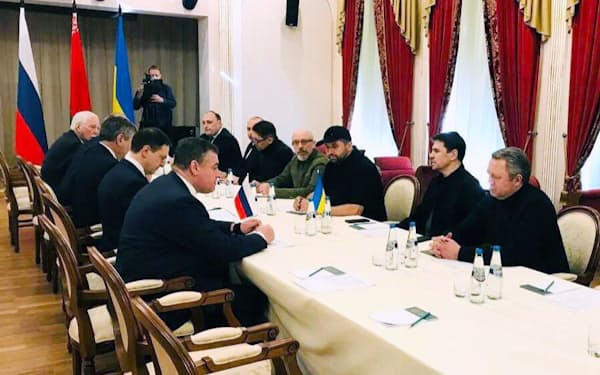 28日、停戦交渉の会場に到着したウクライナとロシアの代表団（ベラルーシ南東部）＝ベラルーシ外務省提供、ゲッティ共同