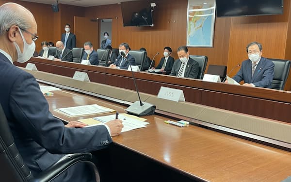 斉藤鉄夫国土交通相（右端）は業界団体幹部に改めて賃上げを要請した（2月28日）