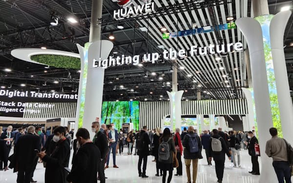 ファーウェイはモバイル関連見本市「MWC」のブースで「緑の未来を輝かせる」とアピール(2月28日、スペイン・バルセロナ)
