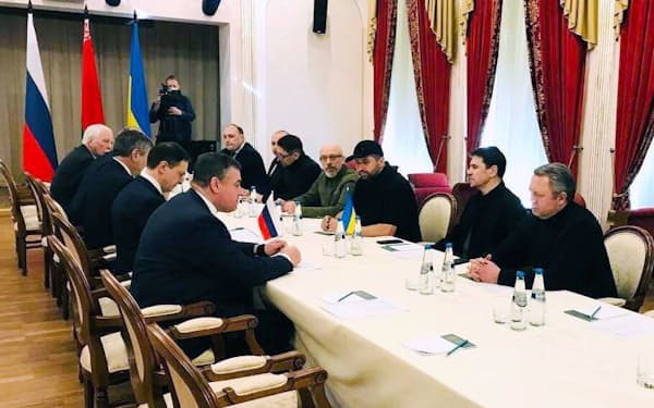 28日、停戦交渉の会場に到着したウクライナ（右側）とロシアの代表団＝ベラルーシ南東部（ベラルーシ外務省提供、ゲッティ＝共同）