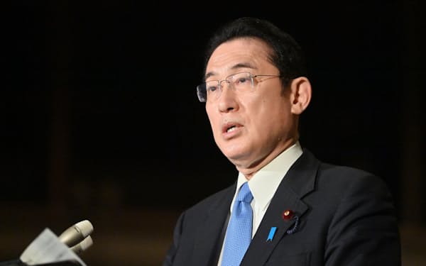 記者団の質問に答える岸田首相（2月28日、首相官邸）