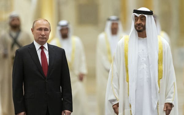 2019年10月、ＵＡＥのアブダビ首長国を訪れたロシアのプーチン大統領（左）＝ＡＰ
