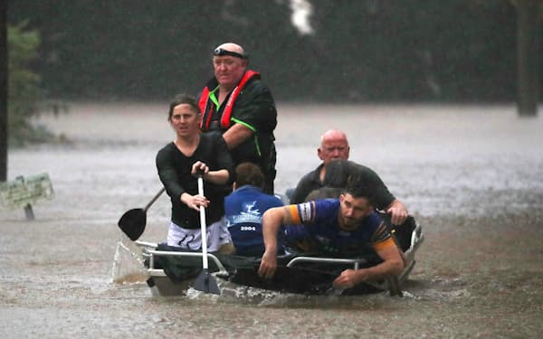 2月28日、オーストラリアのニューサウスウェールズ州で洪水の中、ボートで避難する住民＝ロイター