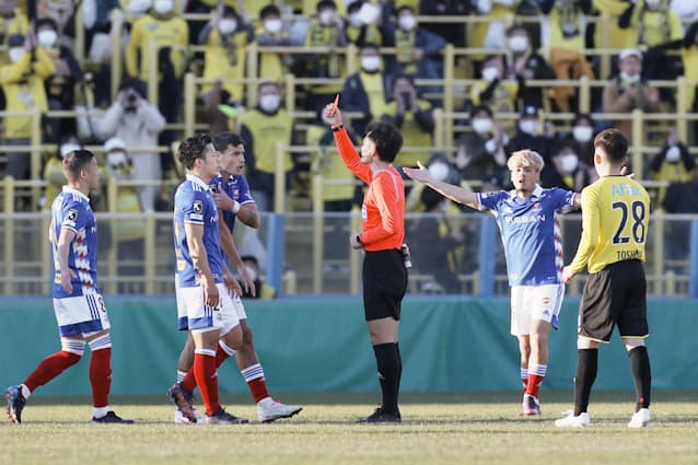 レッドカード飛び交うj1 ぶれずに 厳しい判定 を 日本経済新聞 レッドカード飛び交うj1 ぶれずに 厳しい判定 を 日本経済新聞