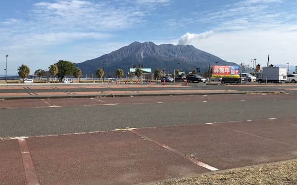 県立体育館の建設予定地は、正面に桜島を望む(鹿児島市)
