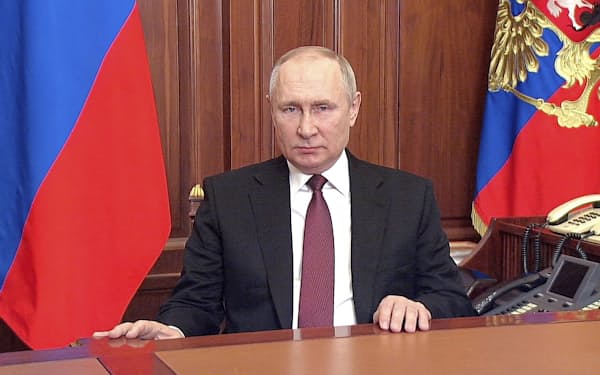 プーチン氏は根拠のない持論を展開して「軍事作戦」の開始を宣言した（24日公開の動画より）＝ロシア大統領府提供・ＡＰ