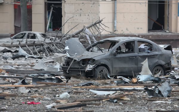 攻撃を受けたウクライナ第２の都市ハリコフ市の中心部の様子（１日）＝ロイター