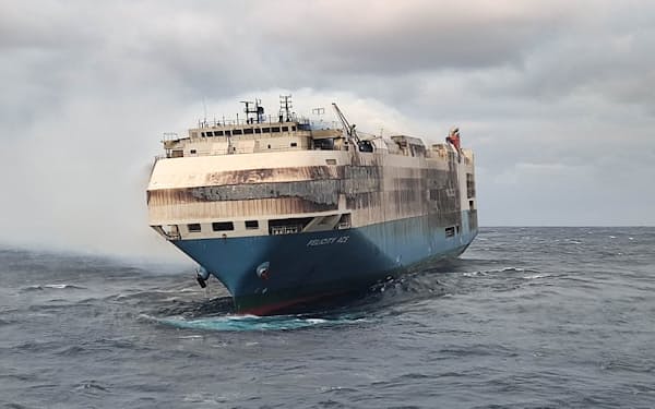 出火した商船三井の自動車運搬船「フェリシティ・エース」（2月18日、ポルトガル海軍撮影）＝ロイター