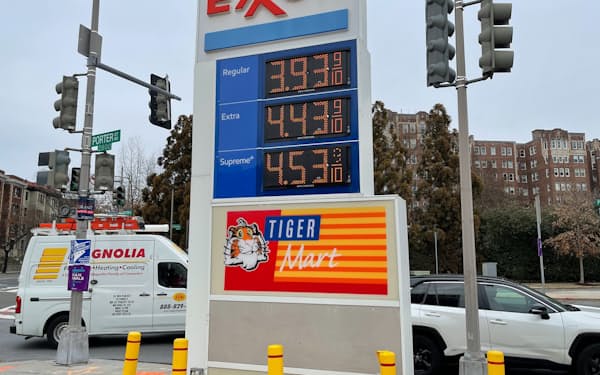米国でもガソリン価格の上昇が目立つ（3月1日、ワシントン）