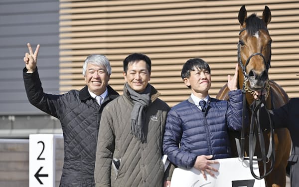 2月27日の中山競馬場、第7レースで勝利したレッドモンレーヴ（右端）と記念写真に納まる藤沢和雄調教師（左端）ら＝共同