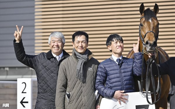 2月27日の中山競馬場、第7レースで勝利したレッドモンレーヴ(右端)と記念写真に納まる藤沢和雄調教師(左端)ら=共同