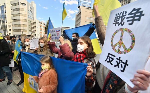 ロシア大使館近くで抗議活動をする在日ウクライナ人ら(2月、東京都港区)