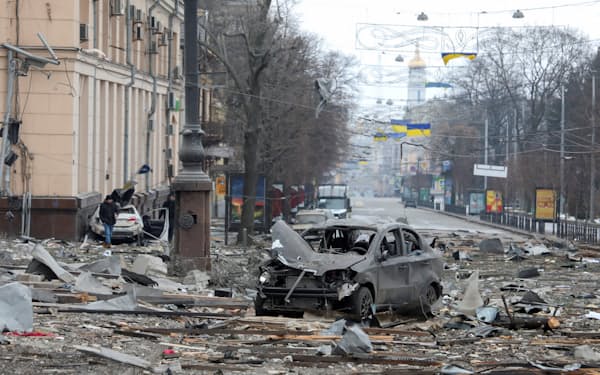 ミサイル攻撃を受けたウクライナのハリコフ市内（1日）＝ロイター