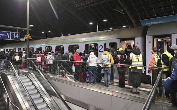 鉄道で到着したウクライナの避難民（１日、ベルリン中央駅）＝AP