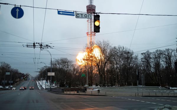 　1日、ウクライナの首都キエフで炎が上がるテレビ塔＝ロイター