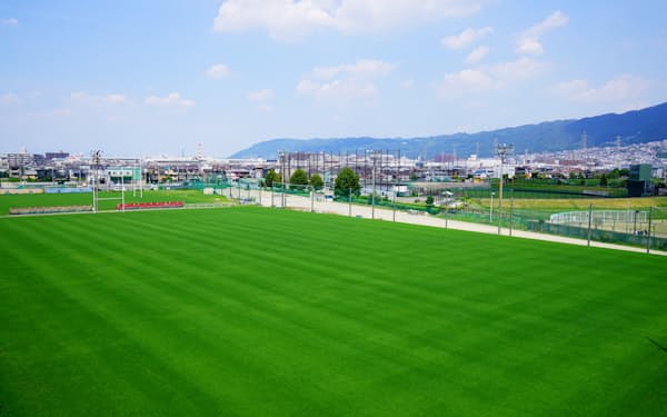 天然芝から人工芝に替わる、花園ラグビー場の練習グラウンド（大阪府東大阪市）