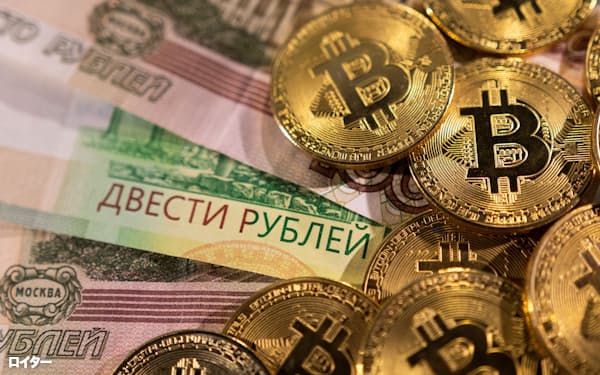 ロシアルーブルとビットコインのイメージ=ロイター