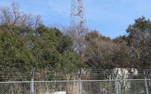 利用計画見直しへ動く米軍府中基地跡地の留保地。通信施設の鉄塔がそびえる（東京都府中市）