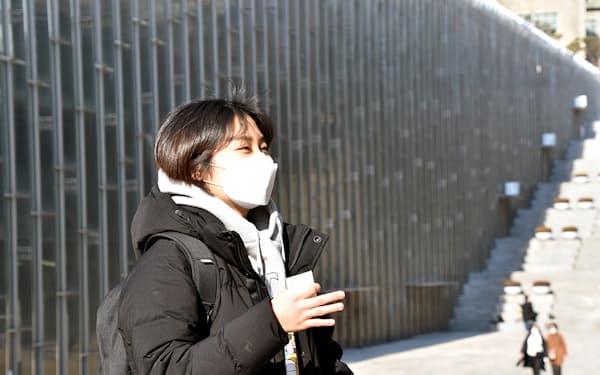 大学生の女性、金施演さんは「公約をみて選びたい」と語る