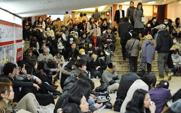 すべてのＪＲと私鉄が運休し、帰宅困難者で混雑する新宿駅（２０１１年３月１１日）