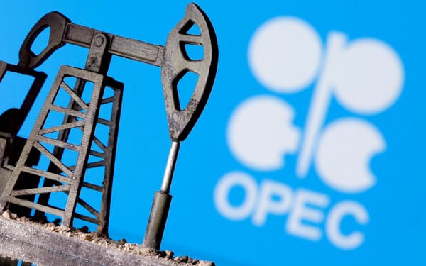 　OPECのロゴと原油掘削設備の模型＝2020年4月（ロイター）