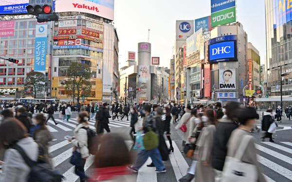 東京・渋谷のスクランブル交差点をマスク姿で歩く人たち（8日）