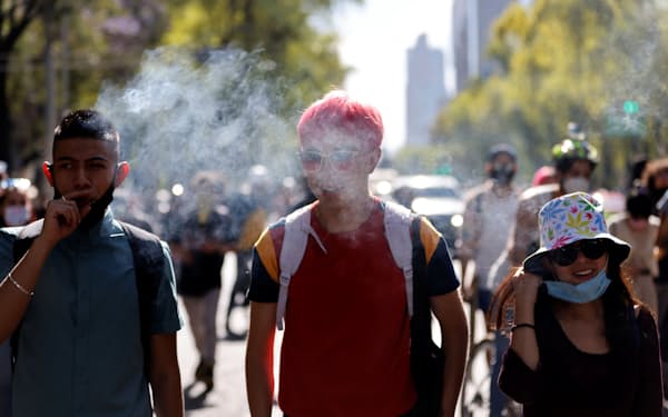 メキシコでは大麻の愛好家が合法化を求めて活動している＝ロイター