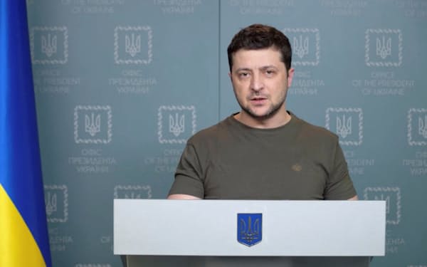 ウクライナのゼレンスキー大統領はビデオ演説などを頻繁にＳＮＳで発信、国民の支持を集めている＝ロイター