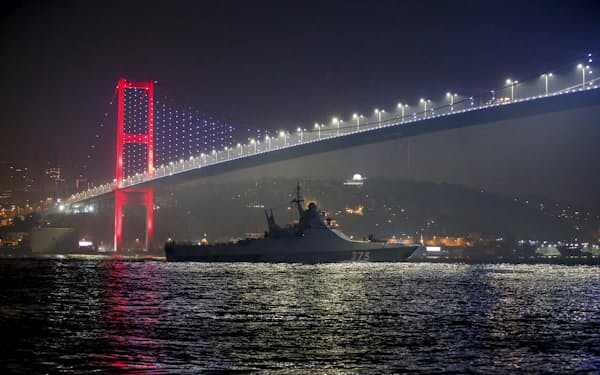 ボスポラス海峡を通過するロシアの軍艦。トルコのエルドアン大統領はロシアの軍艦がボスポラス、ダーダネルス両海峡を航行するのを制限する考えを示唆した＝ＡＰ