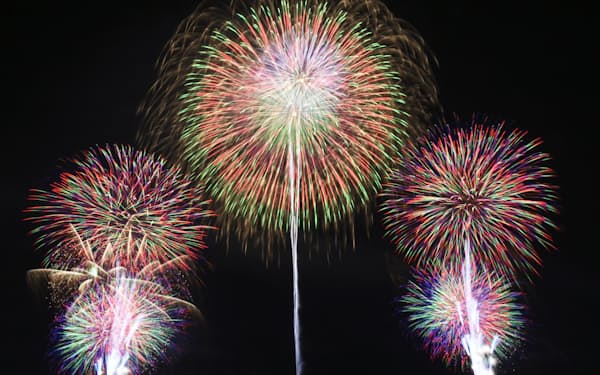 秋田県大仙市で、新型コロナウイルス収束を願い打ち上げられた花火＝2021年8月