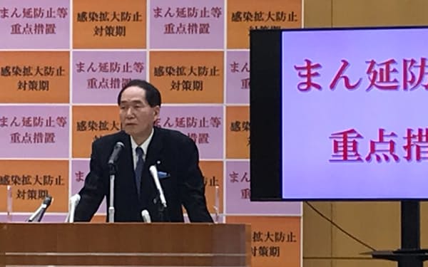 重点措置の延長について説明する浜田知事（3日、香川県庁）