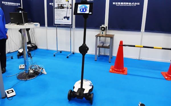東京警備保障のアバター警備ロボット（1日、東京都江東区の東京ビッグサイト）