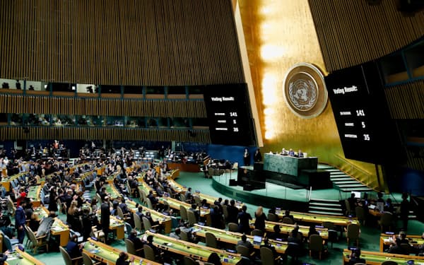 国連総会は２日、緊急特別会合でロシアのウクライナ侵攻を非難する決議を採択した＝ロイター