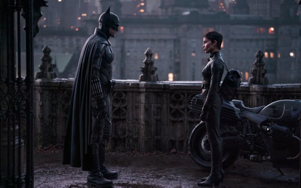 バットマン（左）とセリーナ・カイル/キャット・ウーマン（右）。彼女がバットマンと敵対するのか、あるいは協力するのか、物語にどう絡んでいくかも見ものだ　(c) 2022 Warner Bros. Ent. All Rights Reserved TM &amp; (c) DC