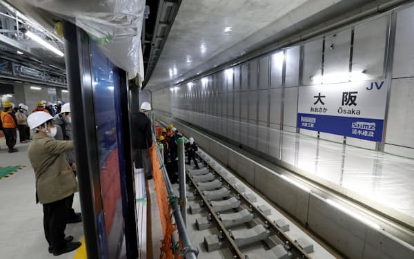 報道陣に公開された「うめきた２期」の地下に建設中のＪＲ東海道線支線の新駅。ホームの一部にフルスクリーンのホームドアが設置される（3日午後、大阪市北区）