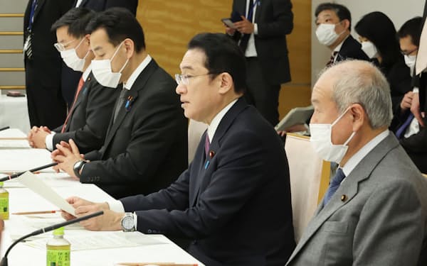 経済財政諮問会議で発言する岸田首相(3日、首相官邸)