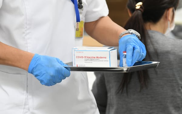 自衛隊大規模接種会場で使用される米モデルナ製の新型コロナウイルスワクチン（2月、大阪市中央区）