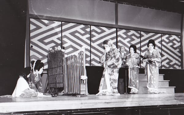 佐々木トキワ率いる高田女 歌舞伎は最盛期には30人超の大所帯だったが、トキワ没後は人数不足や後継者の急逝で活動に幕を閉じた　＝東海新報社提供